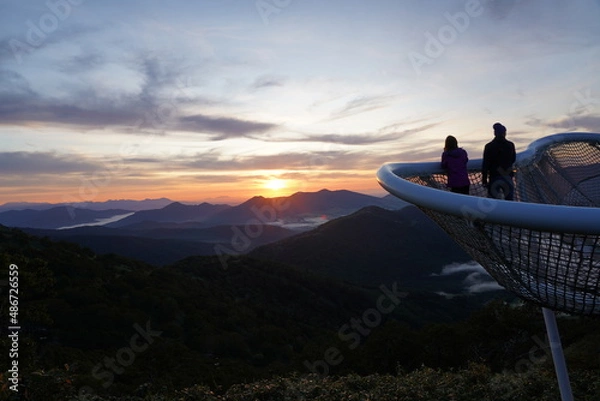 Obraz 北海道トマムで朝日を眺めるカップル
