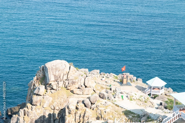 Fototapeta The stone coast of Vietnam. Large boulders on the beach.