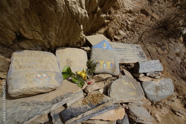 Obraz チベット・アムド地方 夏河のマニ石