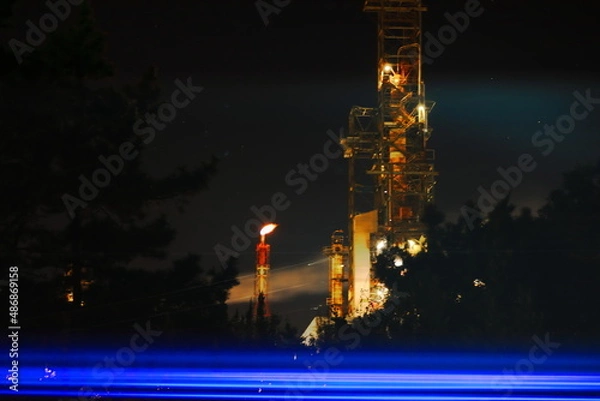 Fototapeta 夜, 精製所, 工場, 工業, 工業の, タワー,  パワー, エネルギー, シティ, 石油化学製品, 公害, 光, 煙突, 原油, テクノロジー,