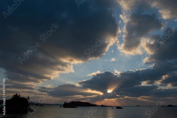 Fototapeta 青い空と夕焼けの薄明光線