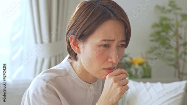 Fototapeta 家で苦しそうに咳こむアジア人女性