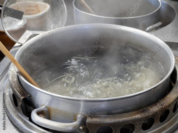 Obraz ラーメンを茹でるラーメン屋の鍋