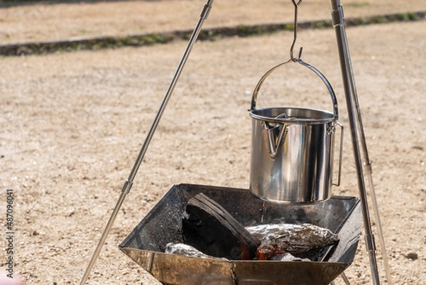 Obraz 焚火三脚と焚火台の上で温めるケトル