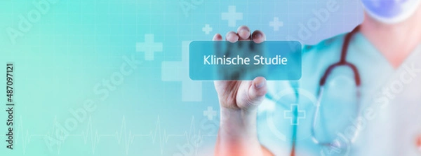Fototapeta Klinische Studie. Arzt hält virtuelle Karte in der Hand. Medizin digital