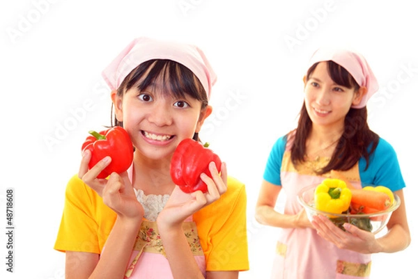 Fototapeta 野菜を持ち微笑む親子