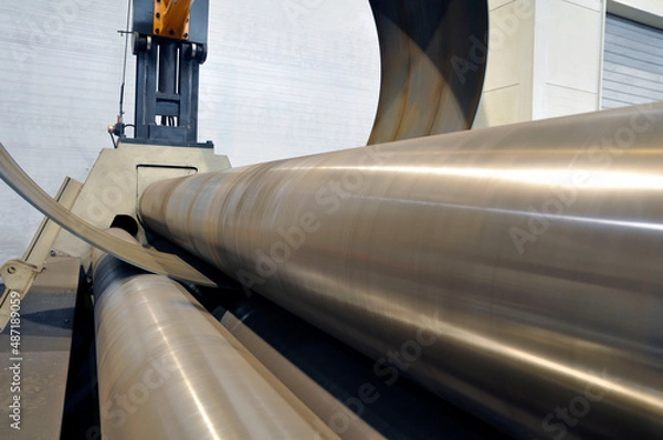 Obraz Sheet metal bending on an industrial roller machine.
