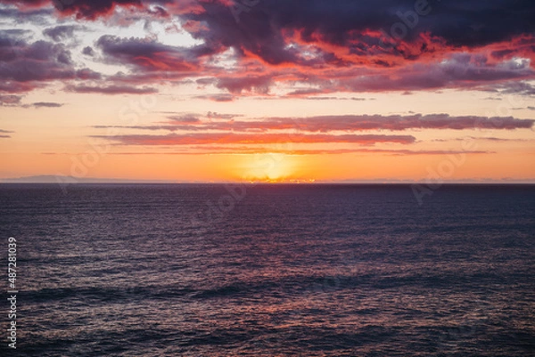 Obraz Colorful sunset over the ocean with views of the horizon