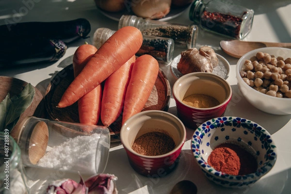 Obraz カレーの材料　人参や玉ねぎなどの野菜とローリエや胡椒などのスパイス