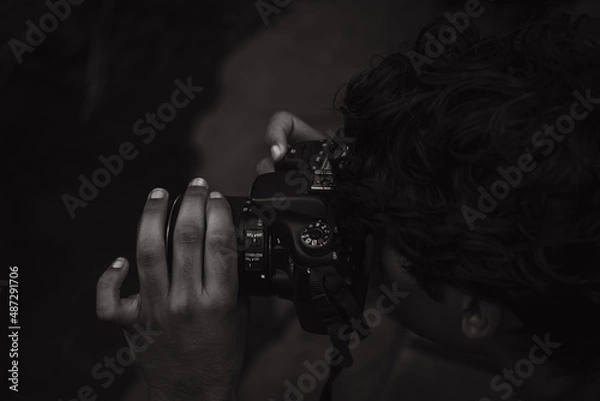 Fototapeta person holding a camera