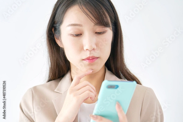 Fototapeta ビジネスウーマン  スマホ　考える　白背景