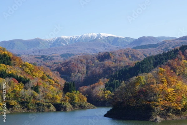 Obraz 月山湖からの冠雪した月山の眺め