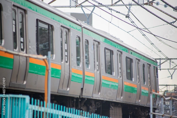 Obraz 都心を走る通勤電車のサイドビューのクローズアップ