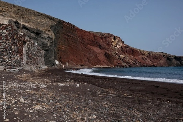 Fototapeta Panoramic view of the famous red beach on a windy day in Santorini 