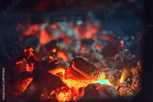 Obraz brazas ardientes de carbon prendido, carbon para asados