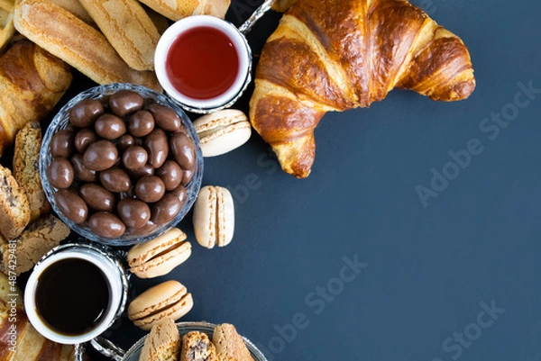 Obraz coffee and breakfast treats isolated over dark background with copyright space