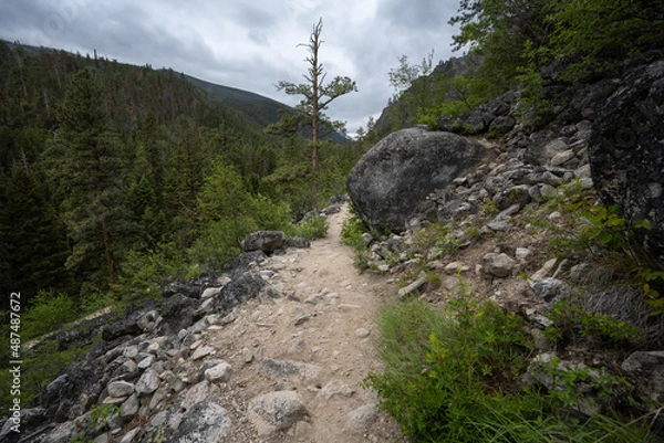 Obraz Hiking trail on a ledge with large boulders
