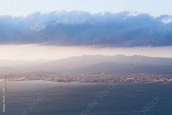 Obraz 朝日に照らされる今治の街