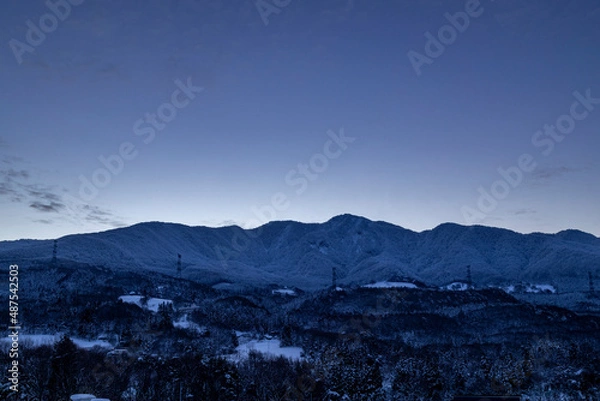 Fototapeta 夜明けの山々