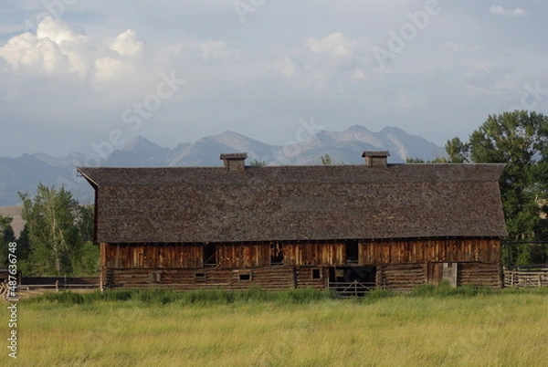 Obraz Barn with mountains in background