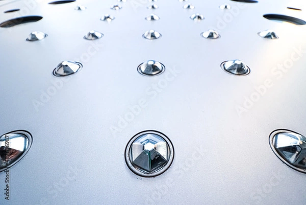 Obraz 金属の鋲が打たれた壁