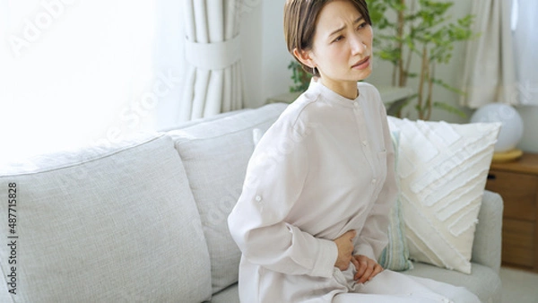 Obraz 腹痛・生理痛・健康・ヘルスケア・ミドル女性