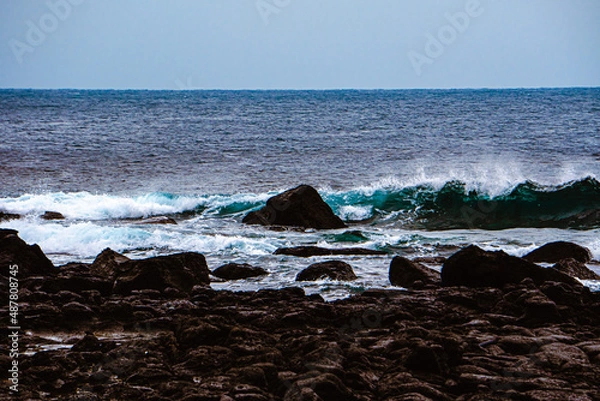 Obraz waves crashing on rocks