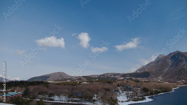 Fototapeta 雪の積もる箱根と芦ノ湖の空撮
