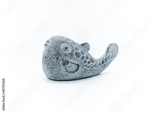 Obraz 돌을 조각하여 만든 물고기 스타일의 펜 받침대