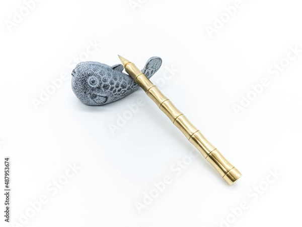 Obraz 돌을 조각하여 만든 물고기 스타일의 펜 받침대