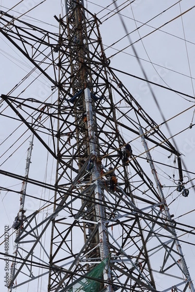 Obraz 高圧鉄塔改修工事中の作業員