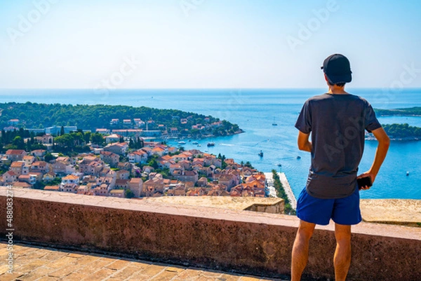 Obraz クロアチア・フヴァル島の絶景と旅人