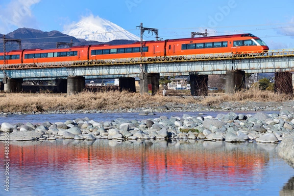Obraz 富士山を背景に酒匂川橋梁を渡る小田急ロマンスカー 70000型 GSE
