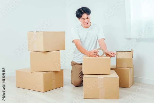 Fototapeta 荷造りする男性（困る）
