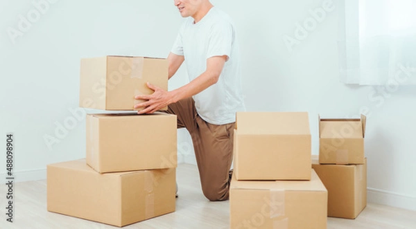 Fototapeta 荷造りする男性（困る）
