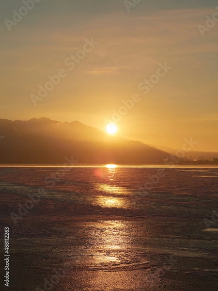 Obraz 1月（冬） 八ヶ岳方面から日が昇り始めたところ 一部結氷している諏訪湖の湖岸より 長野県岡谷市