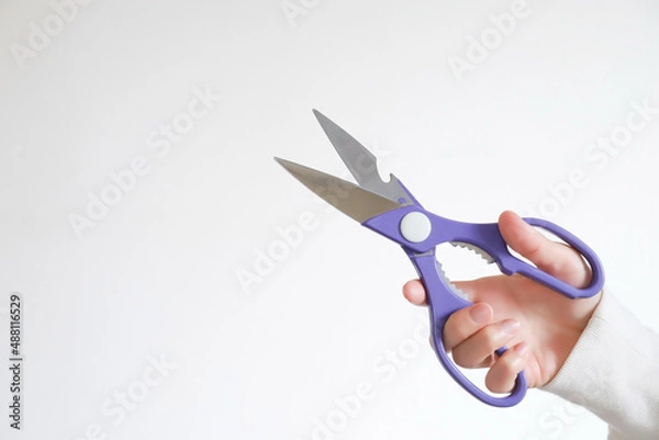 Fototapeta ハサミを持った女性の手元