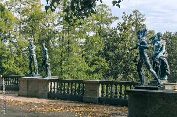 Obraz The fragment of a granite terrace with antique statues in the Catherine Park of Tsarskoye Selo.