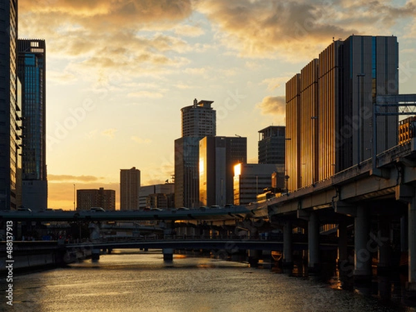 Obraz 夕暮れの大阪中之島 大江橋から見る高層ビルと阪神高速