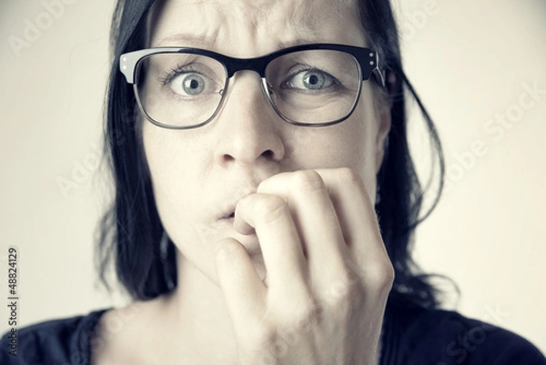Obraz Niespokojna kobieta z okularami