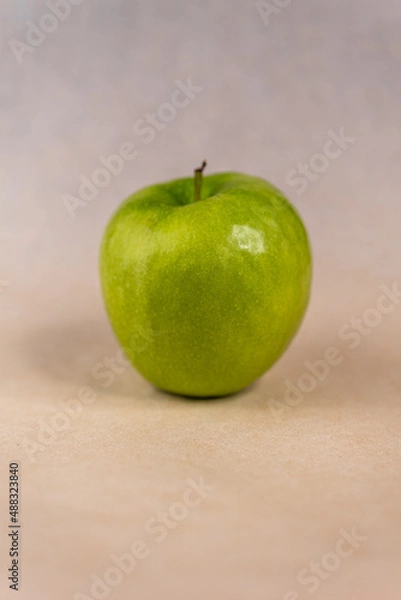 Fototapeta Green apple on the table.
Apple in drops.
Green apple.