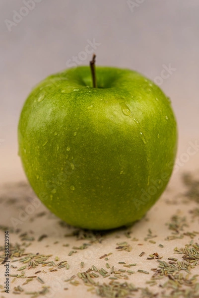 Fototapeta Green apple on the table.
Apple in drops.
Green apple.