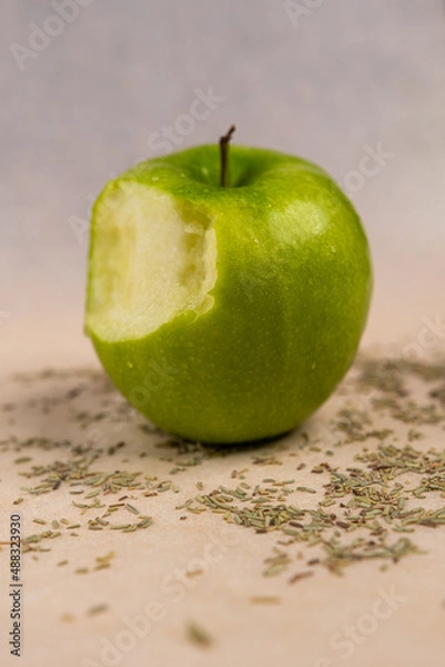 Fototapeta Green apple on the table.
Apple in drops.
Green apple.
