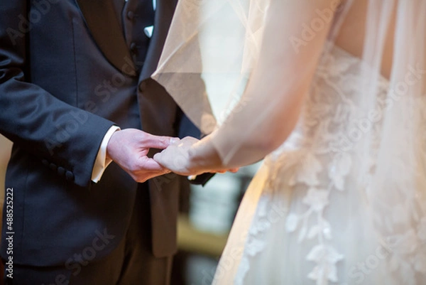 Obraz 結婚式での指輪交換シーンの手元