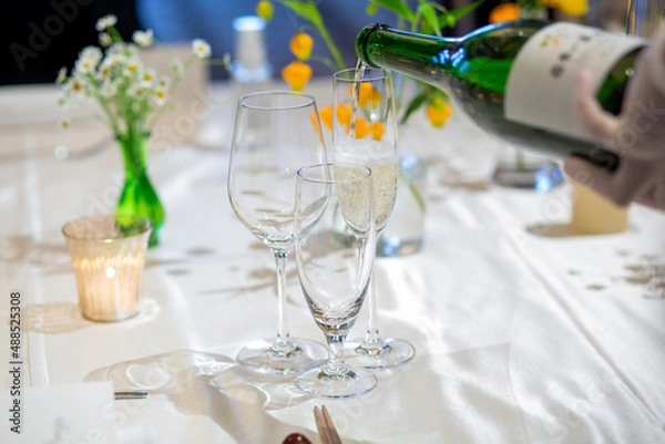Obraz ウエディングテーブルのグラスにシャンパンを注ぐ