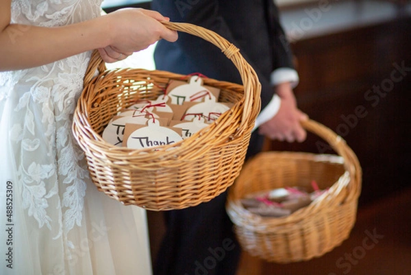 Obraz プチギフトを渡す新郎新婦 結婚式のお見送り