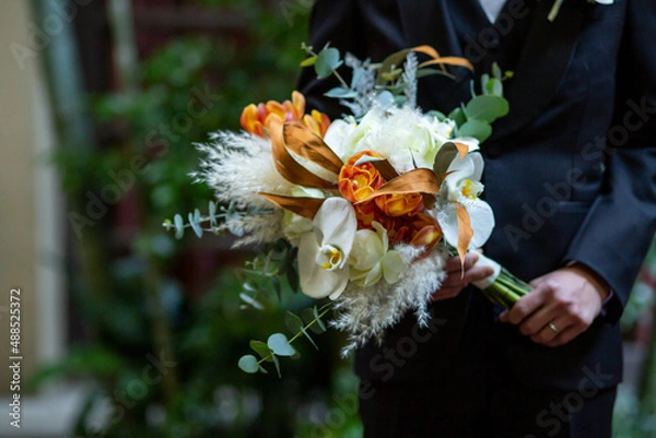Obraz 花束を持つ新郎の胸元
