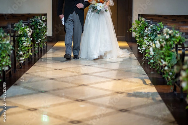 Obraz バージンロードを歩く花嫁と父の足元