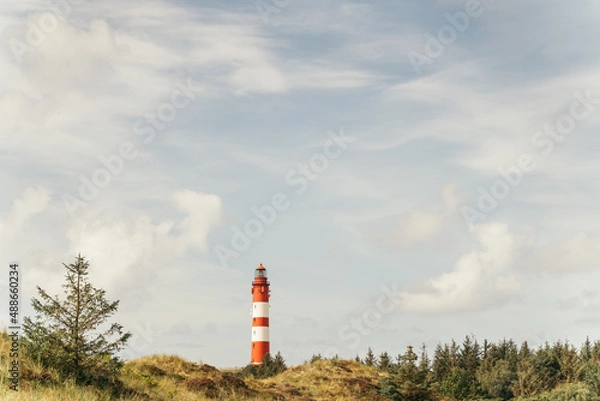 Fototapeta Landschaft Dünen und rot weißer Leuchtturm