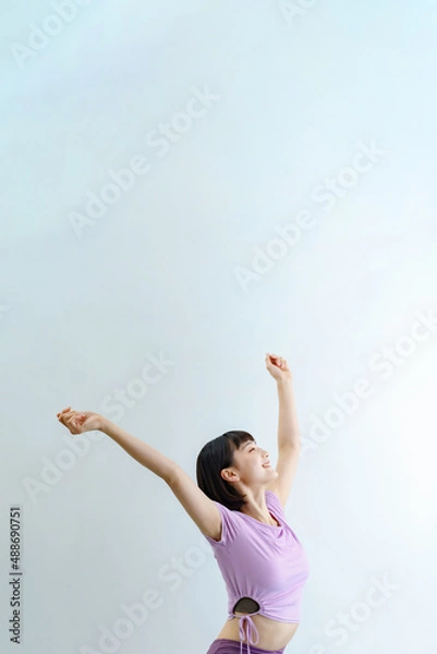 Fototapeta ヨガの合間に深呼吸をする女性